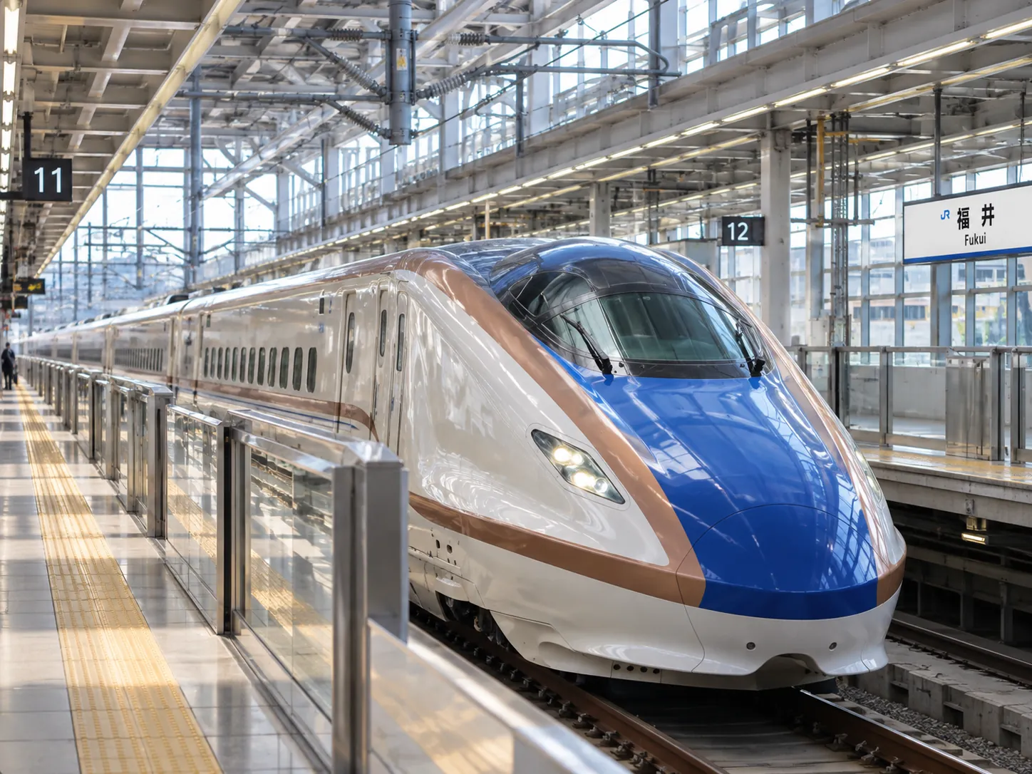 福井駅の北陸新幹線ホームに停車する新幹線