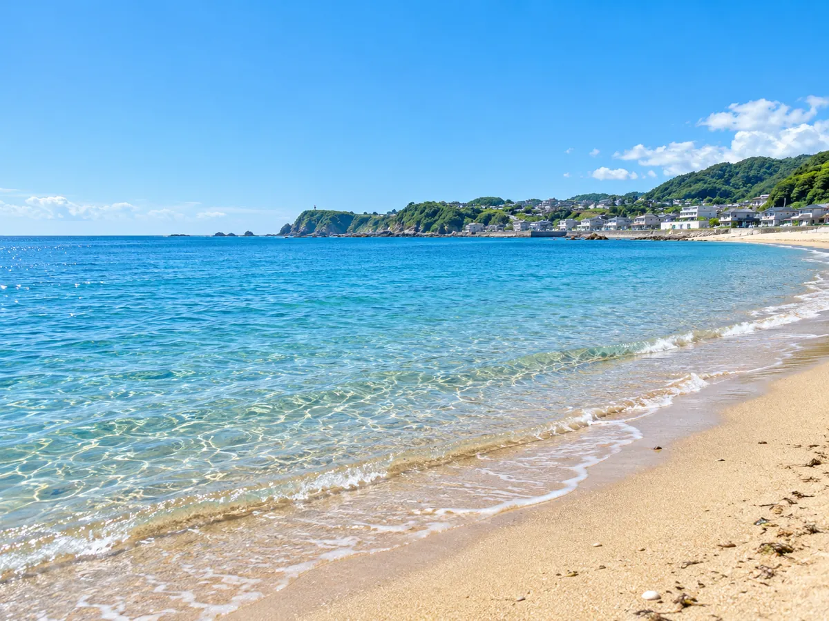 夏：透き通った海と砂浜
