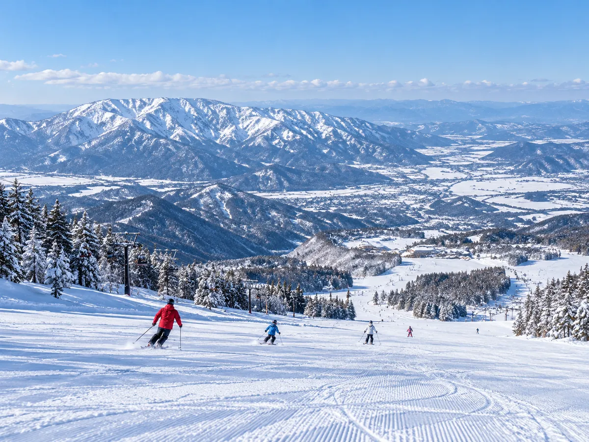 冬：雪山を背にゲレンデを滑る人たち